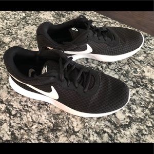 ❤️SOLD❤️ Nikes (8.5)